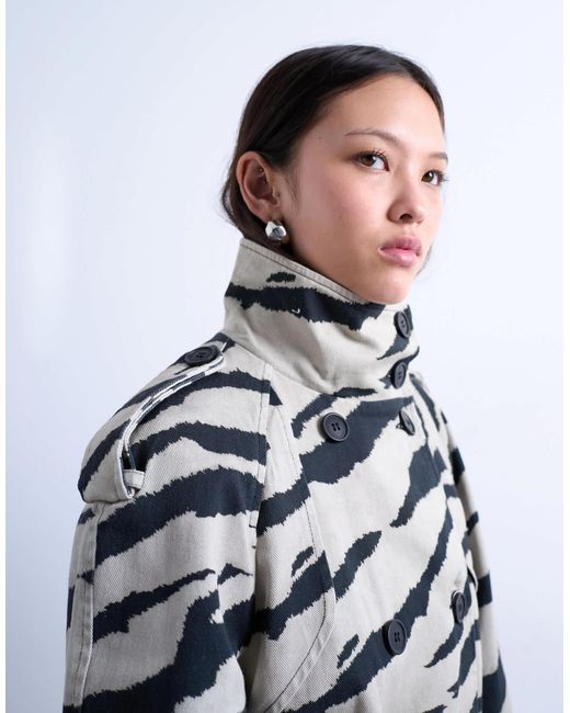 Trench-coat à col cheminée et zébrures TOPSHOP en coloris White