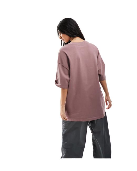T-shirt vestibilità boyfriend con logo piccolo di Nike in Purple
