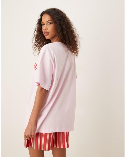 T-Shirt Oversize Con Grafica "Anatolia Cherries" di ASOS in Pink