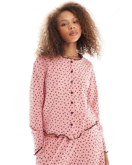 Pigiama A Maniche Lunghe Con Bottoni E Cuori di Threadbare in Pink
