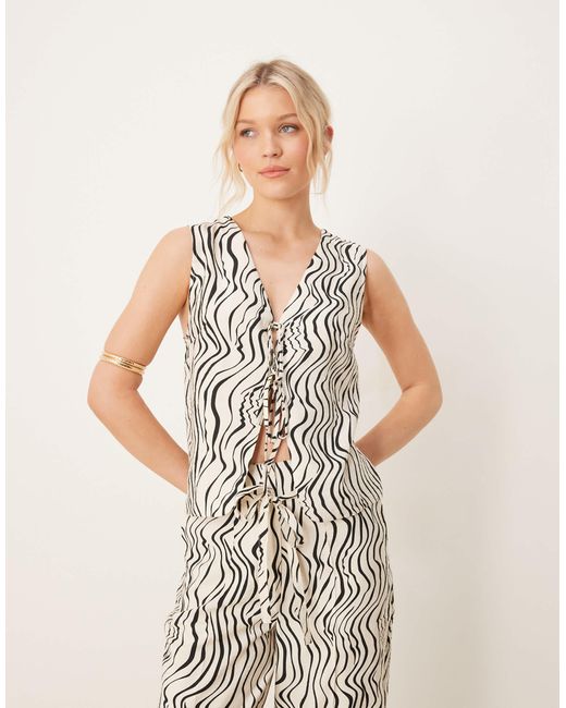 Top d'ensemble aspect lin noué devant à zébrures et imprimé graphique ASOS en coloris White