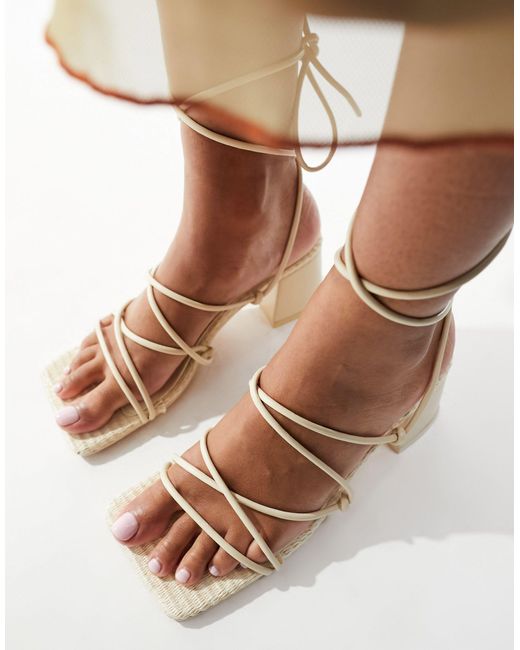 Idris - sandales à talon mi-haut et à liens aux chevilles - crème Public Desire en coloris Brown