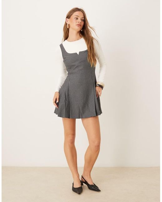 Vestido De Sastre Corto Gris Con Raya Diplomática Y Bajo De Tablas De ASOS de color Gray