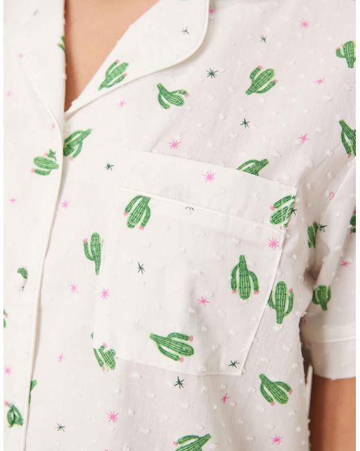 Loungeable Natural – pyjama aus genopptem webstoff mit kaktusprint mit kurzarmhemd und shorts