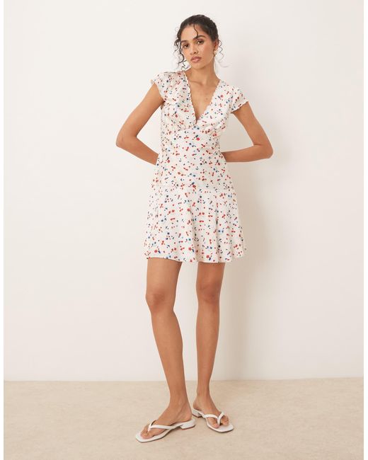 ASOS White – schwingendes minikleid aus satin mit blümchenmuster und muschelsaum