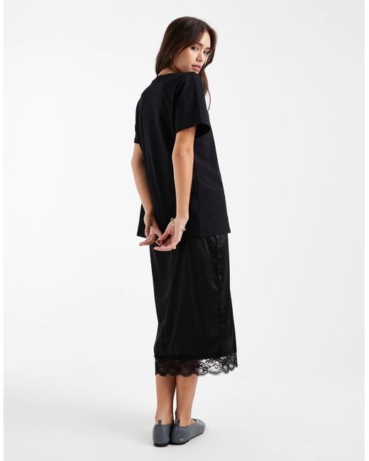 Robe mi-longue t-shirt hybride avec jupe en satin et dentelle ASOS en coloris Black
