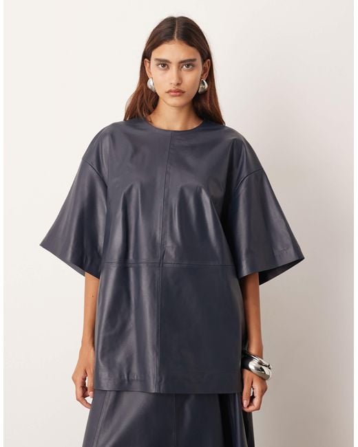 ARRANGE Blue – kastenförmiges t-shirt aus leder