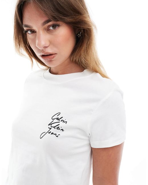 T-shirt raccourci avec inscription logo Calvin Klein en coloris White