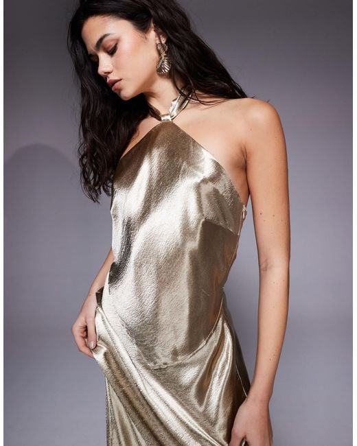 Robe dos nu longue en satin martelé avec ourlet en pointe et détail noué à l'avant Aria Cove en coloris Metallic