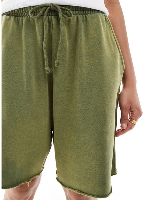 Pantaloncini oversize unisex kaki slavato di ASOS in Green