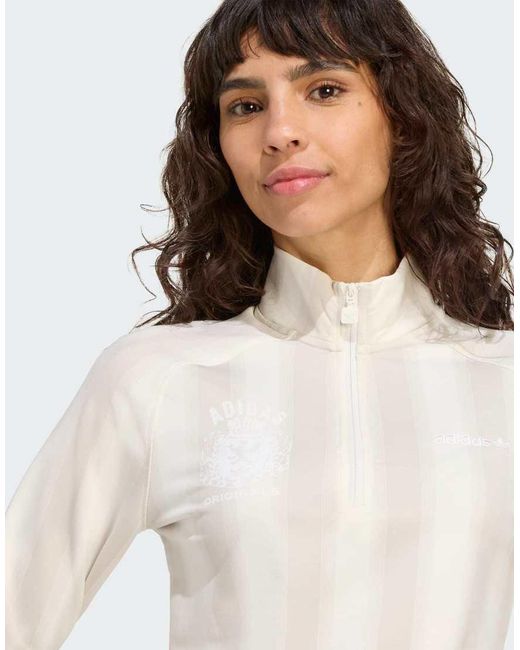 Top A Maniche Lunghe Sporco Con Zip Corta E Grafica Stile Calcio di Adidas Originals in White