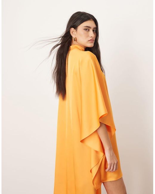 Vestito Corto Accollato Color Albicocca Con Maniche A Mantella E Fondo Asimmetrico di ARRANGE in Orange
