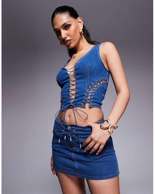 Minifalda Vaquera Con Lavado Azul Y Detalle De Lazada Delantera De (Parte De Un Conjunto) Princess Polly de color Blue