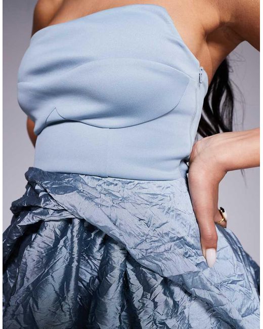 Vestido Largo Con Escote Palabra De Honor Y Falda De Tafetán Texturizado Premium De ASOS de color Blue