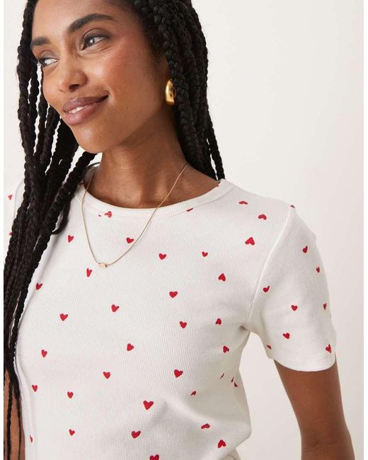 T-Shirt Bianca A Coste Con Stampa Di Cuori Rossi di Jdy in White