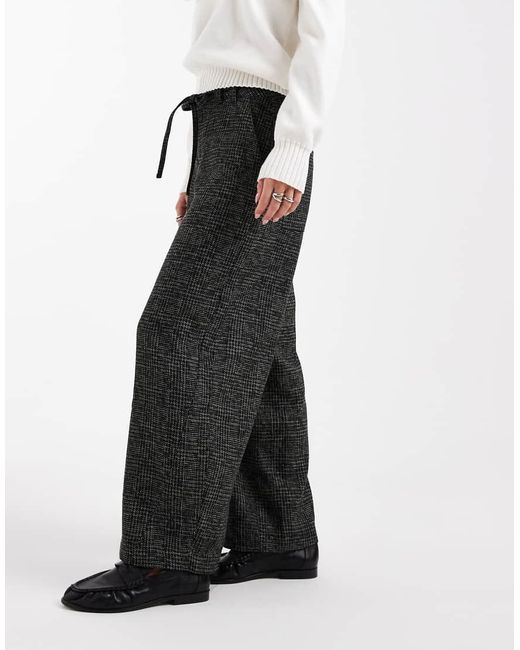 Pantalones Monocromáticos De Pernera Barrel A Cuadros Texturizados Con Detalle De Costuras De Petite-Negro ASOS de color White