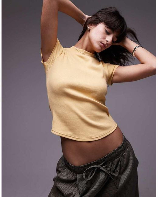 Camiseta Amarillo Pastel Entallada Con Bajo Redondeado De Canalé De TOPSHOP de color Black