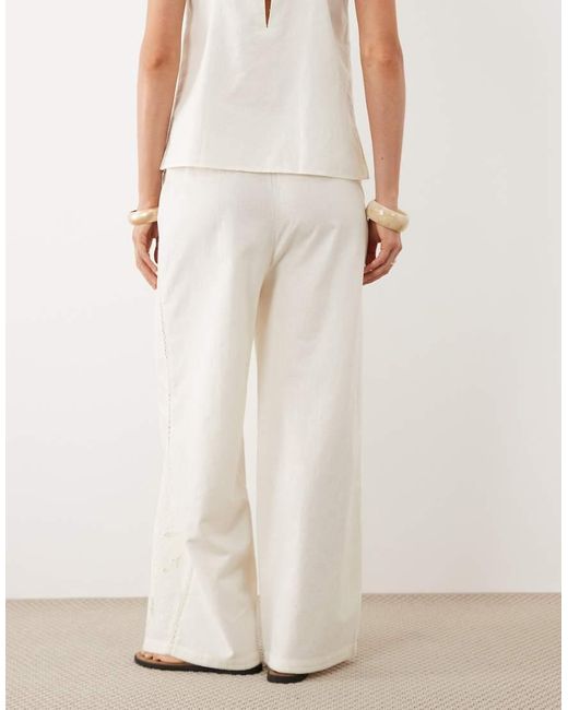Daria di Mango in White