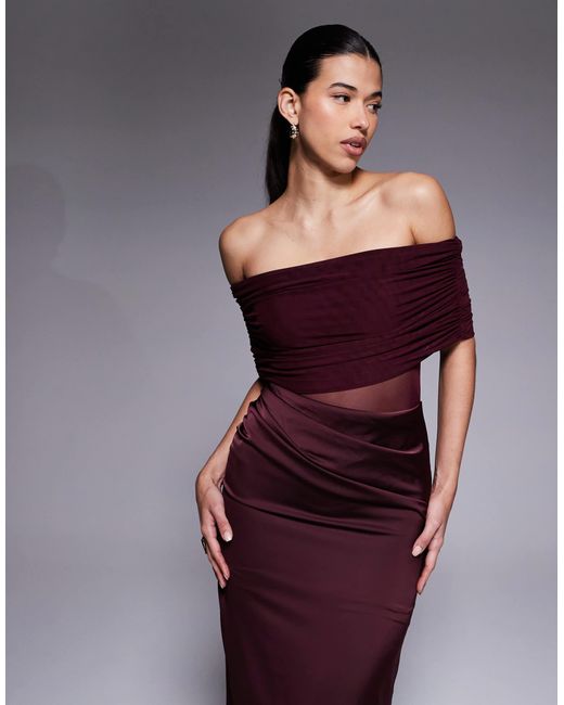 Robe longue encolure bardot et ourlet sirène en satin à détail drapé et empiècement transparent - prune Aria Cove en coloris Purple