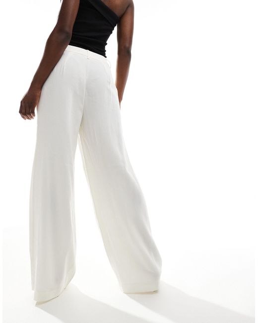 Pantaloni crema a fondo ampio di New Look in White