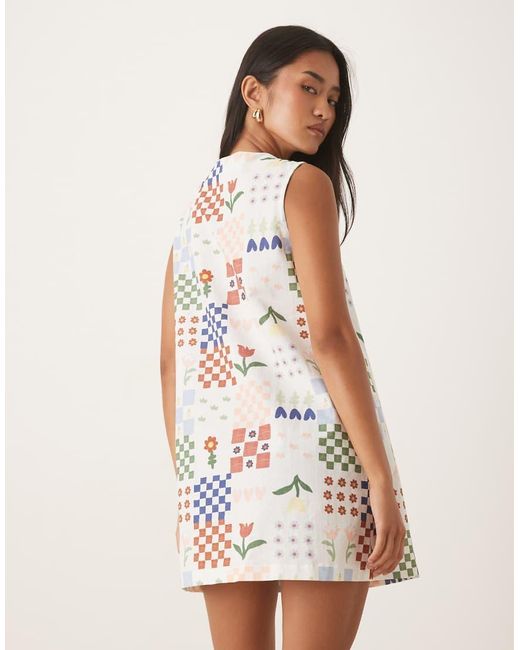 Vestido Corto Con Estampado De Mosaico Y Flores Y Lazada Delantera De Mezcla De Lino De ASOS de color Natural