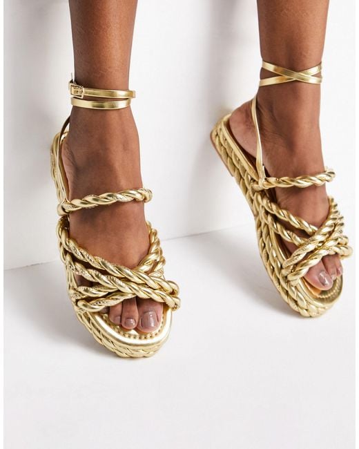 Sandalias doradas planas con diseño ASOS de color Metallic