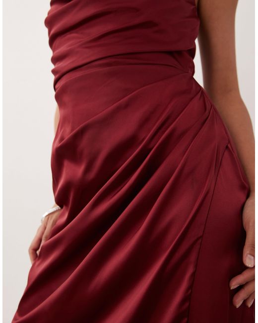 Robe TFNC London en coloris Red