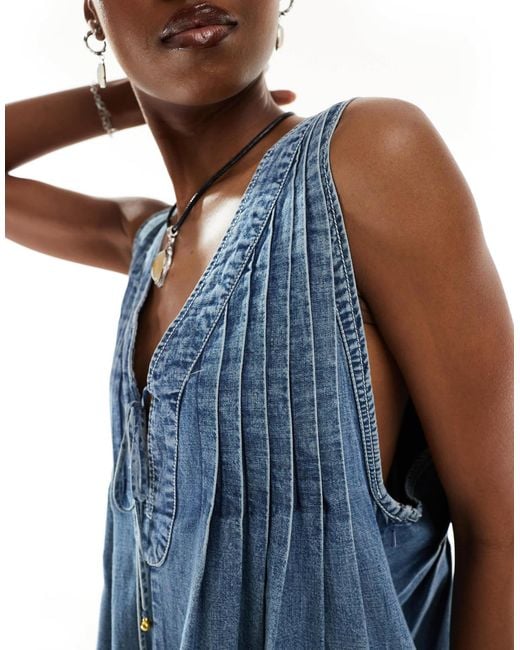 Combishort en jean avec col en v et liens noués à l'avant - délavage moyen Free People en coloris Blue