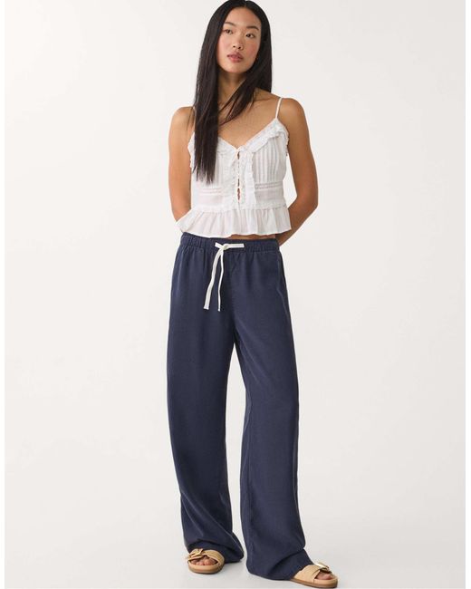 Stradivarius Blue – locker sitzende lyocellhose