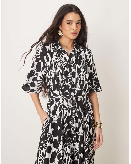 Y.A.S Multicolor – kleid mit knopfleiste, bindegürtel, ausgestellten ärmeln und schwarz-weißem blumenmuster