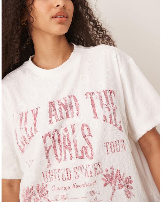 T-shirt oversize avec imprimé groupe et épaisseur en dentelle ASOS en coloris White