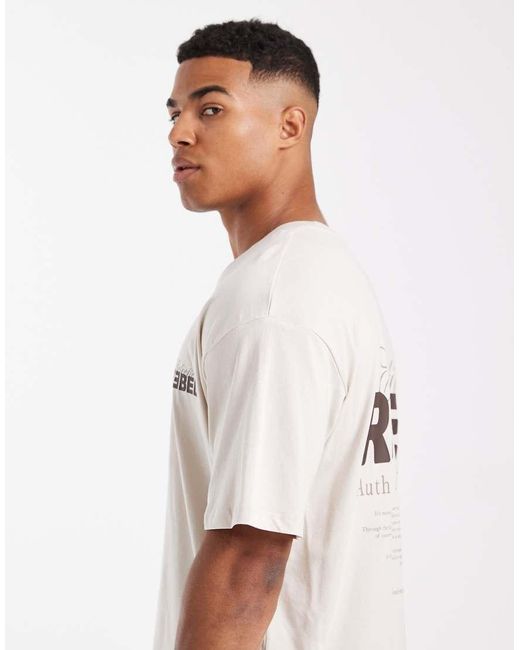 Camiseta Beis Extragrande Con Estampado Ecléctico En La Espalda De -Neutro JJ Rebel de hombre de color White