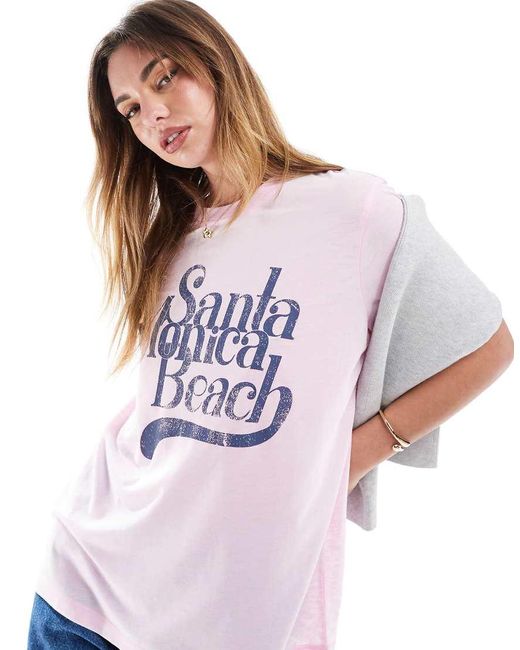 Camiseta De Corte Estándar Con Estampado Gráfico "Santa Monica Beach" De Devoré De ASOS de color Pink