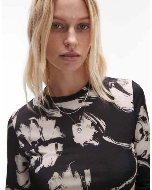 Top De Manga Larga Con Estampado Floral Monocromático De Microfibra De TOPSHOP de color Black