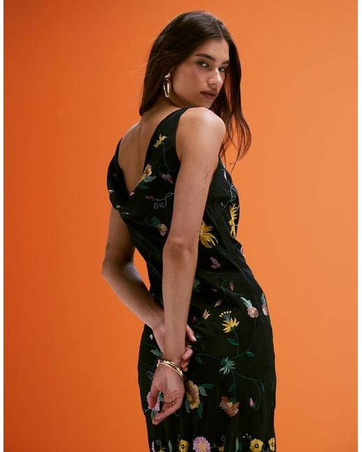 Vestido Corto Con Diseño Bordado, Espalda Desbocada Y Bajo De Flecos De ASOS de color Orange