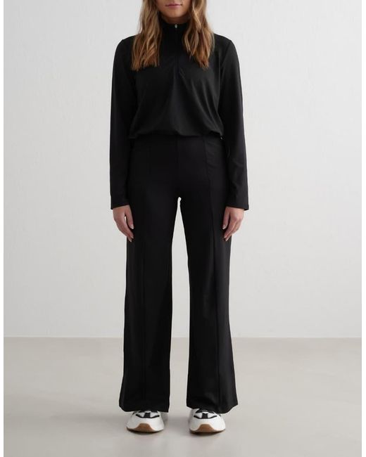 Essence di Aim'n in Black