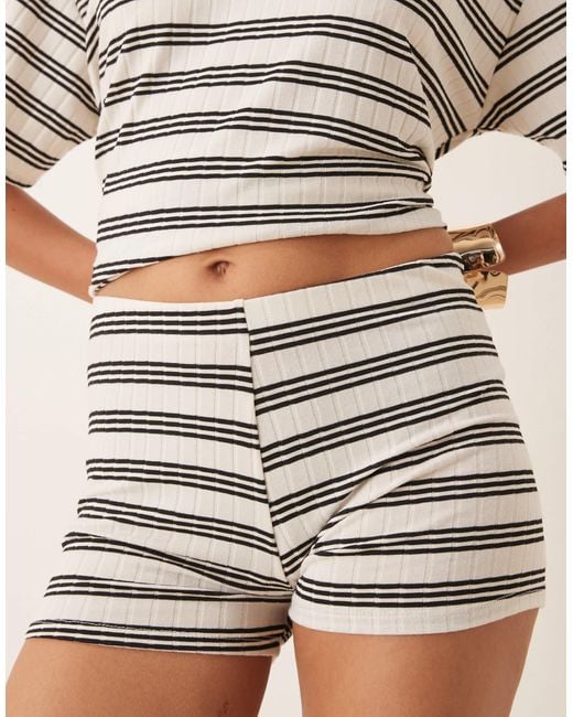 ASOS Natural – mikro-shorts