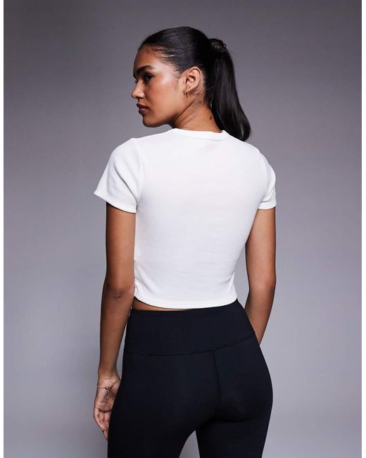 Rival di Under Armour in White