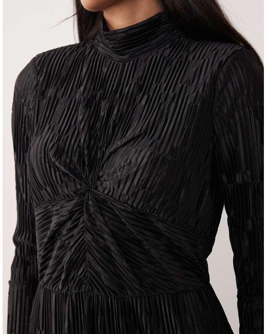 Vestido Largo En Brillante Con Textura Satinada Y Cuello Alto De Y.A.S de color Black