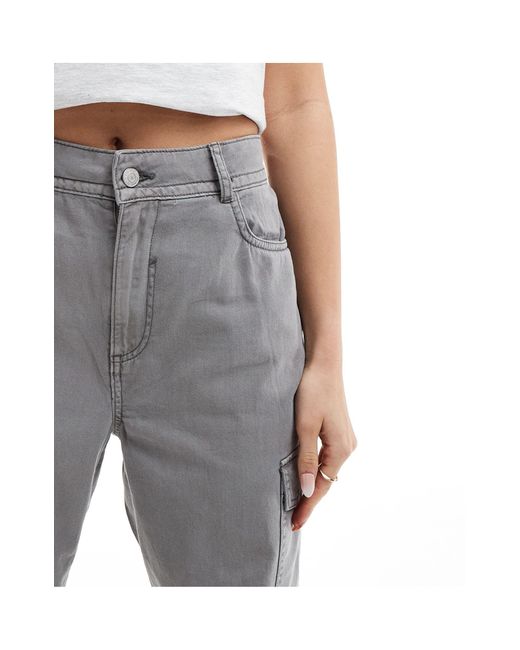 Pantaloni cargo grigi con fondo elasticizzato di New Look in Gray