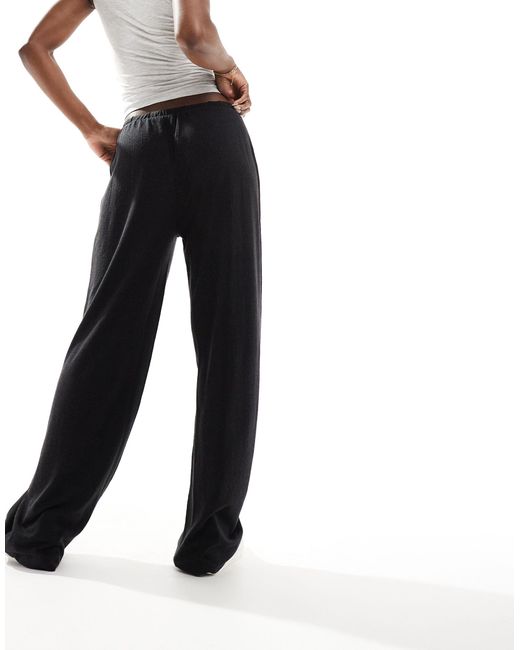 Pantaloni a vita bassa effetto lino neri di ASOS in Black