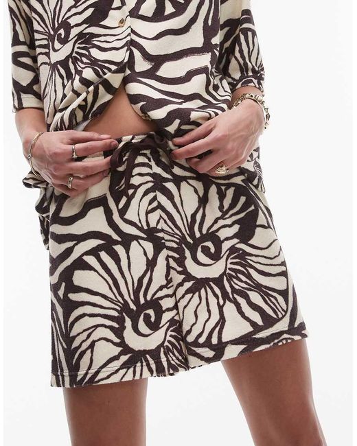 Pantalones Cortos Marrones Con Estampado Floral De Tejido Rizado De (Parte De Un Conjunto) TOPSHOP de color White