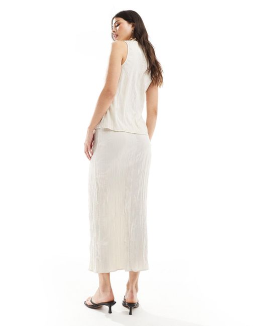 Falda semilarga color crema con acabado rugoso New Look de color White