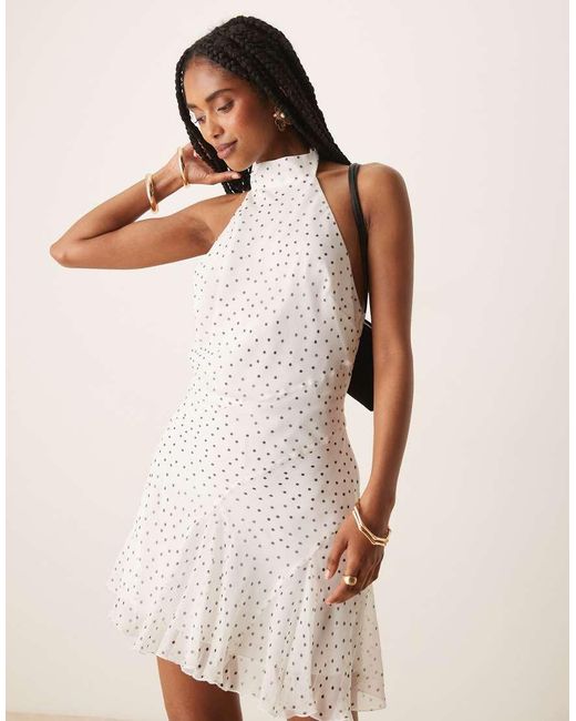 Vestido Corto Con, Lazada En El Cuello Y Bajo De Godets De Chifón De ASOS de color Natural