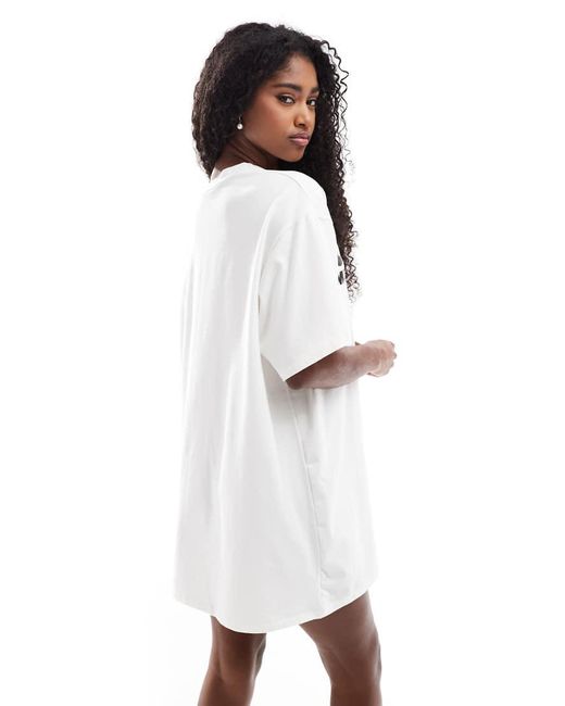 Vestido Corto Blanco Estilo Camiseta Con Estampado Gráfico De Papaya De ASOS de color White