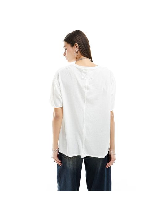 T-shirt comoda color avorio classica con maniche risvoltate di Free People in White