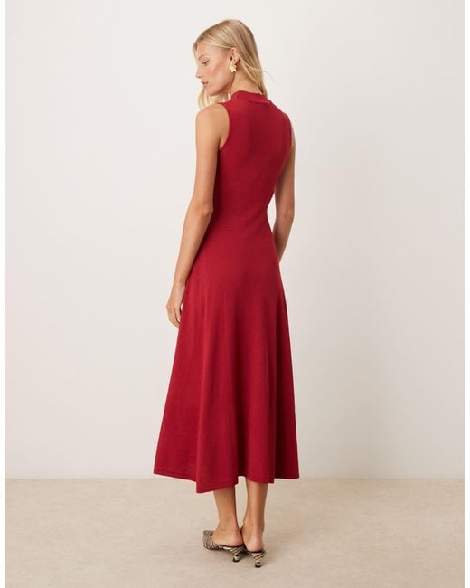 Robe mi-longue en maille compacte avec encolure montante et ourlet plissé - cerise Mango en coloris Red