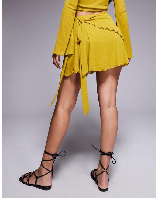 Mini-jupe portefeuille à volants d'ensemble en tulle avec détail nœud sur le côté - chartreuse ASOS en coloris Yellow