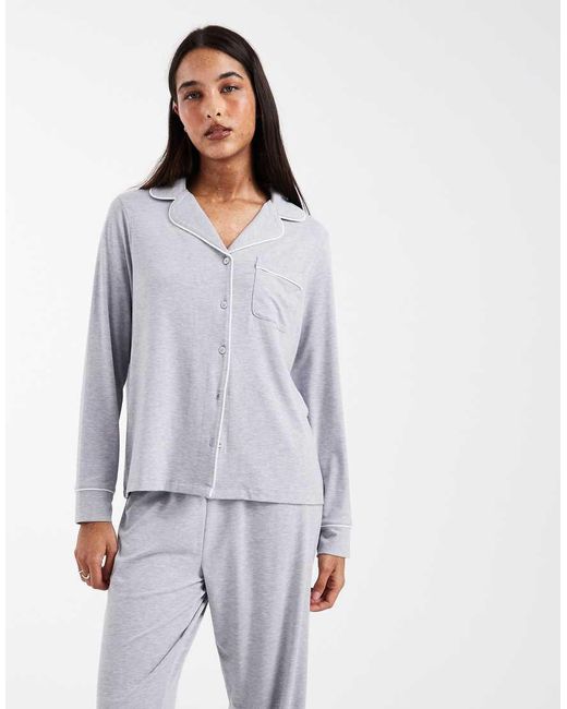 Pijama Jaspeado De Camisa De Manga Larga Y Pantalones Con Ribetes En Contraste De Tejido Supersuave De ASOS de color White