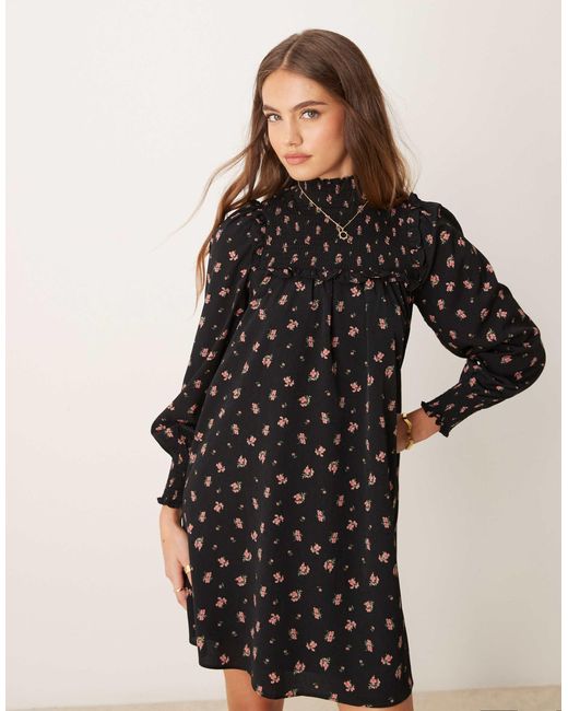 Glamorous Black – hochgeschlossenes mini-hängerkleid mit em blümchenmuster und rüschen